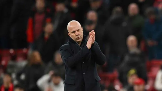 Arne Slot thừa nhận khó có thể dập tắt những lùm xùm về tương lai 1